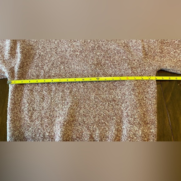 Old Navy knit sweater. 20 in from armpit to armpit. Length 21.5 inches. - Picture 9 of 10